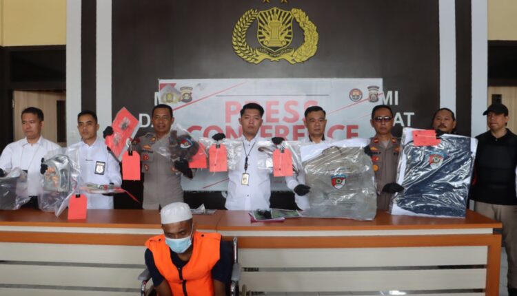 Polres Lahat menggelar press conference terkait pengungkapan kasus pembunuhan dan pencurian dengan kekerasan (curat) yang terjadi di Desa Muara Payang, Kecamatan Muara Payang. (Foto : Ismail)