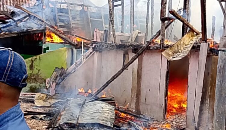 Peristiwa kebakaran yang menghanguskan tiga rumah di Desa Tanah Pilih, Kecamatan Gumay Talang, Kabupaten Lahat.