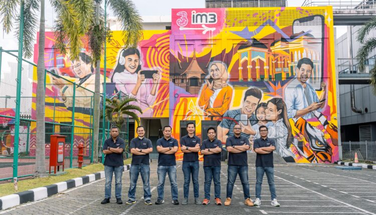 Indosat Ooredo Hutchison pererat hubungan dengan komunitas seniman lokal Medan melalui kolaborasi mural.