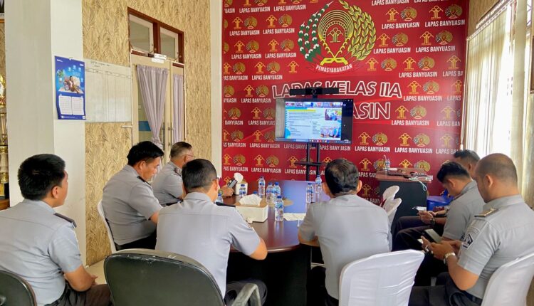 Jajaran Lapas Banyuasin ikuti pengarahan Direktur Jenderal Pemasyarakatan terkait penguatan Program Akselerasi Menteri Impas secara virtual. 