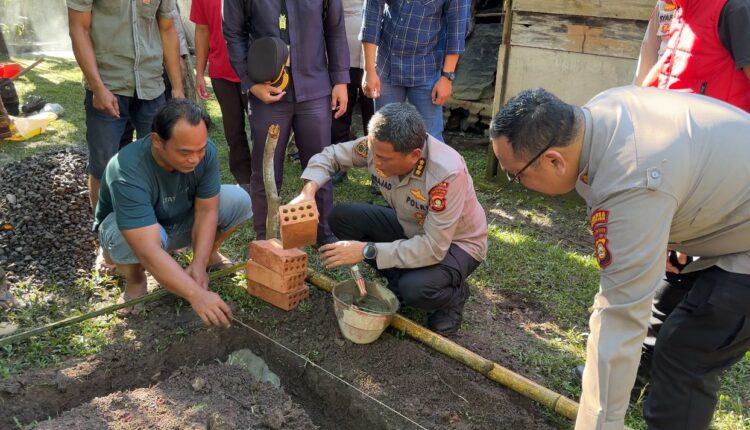 Peletakan batu pertama program bedah rumah Polda Sumsel.
