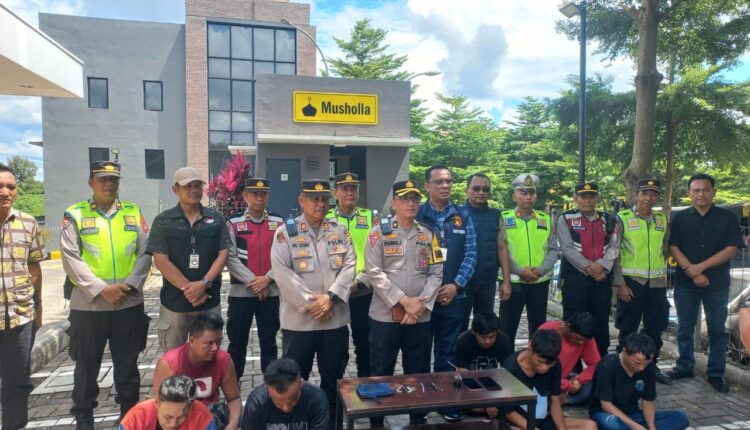 Tujuh pelaku berserta barang bukti diamankan di Polres Banyuasin. (Foto: Dokumen Polisi)