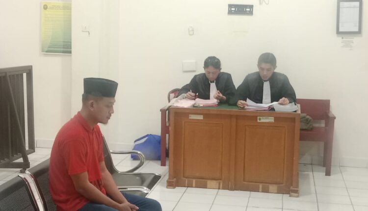 Saat terdakwa Fadilla alias Datuk jalani sidang perdana di PN Palembang.