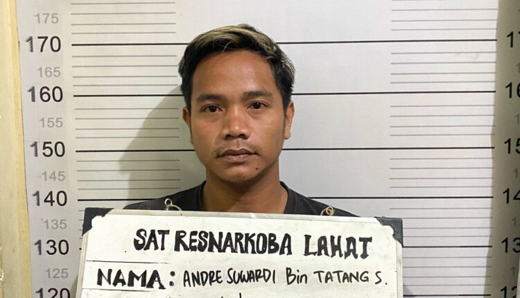 Tersangka berikut dengan barang bukti narkotika jenis sabu diamankan Satres Narkoba Polres Lahat. (Foto : Dokumen Polisi) 