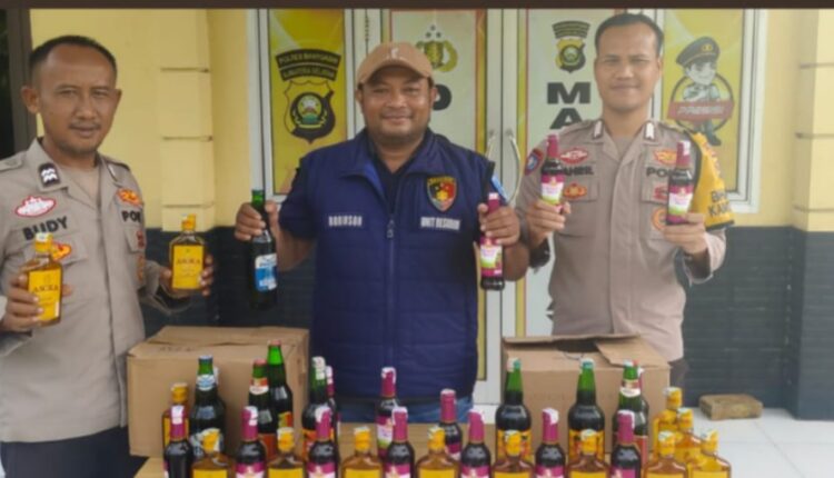 Puluhan miras ilegal hasil dari penggerebekan. (Foto: Dokumen Polsek Makarti Jaya)