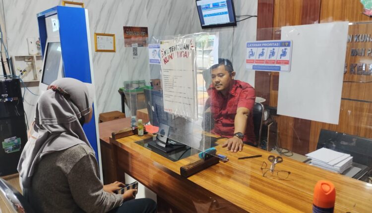 Petugas lapas melayani pelayanan kunjungan.