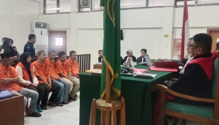 Saat ke-enam terdakwa dihadirkan dipersidangan.