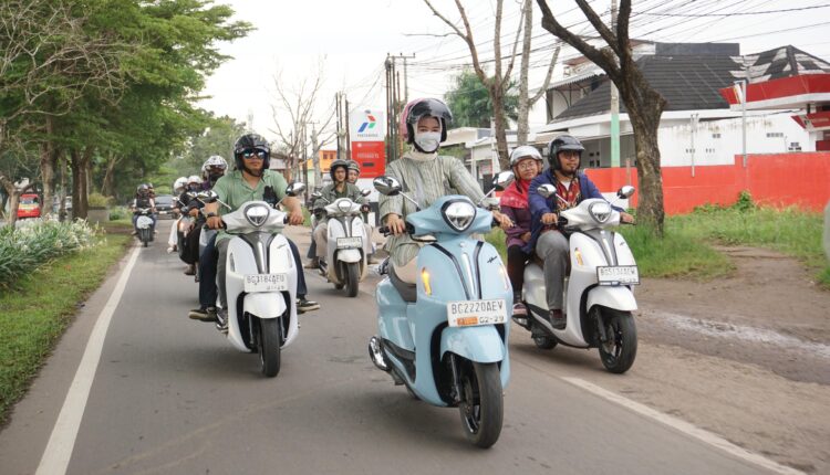 Ratusan pengendara Grand Filano Hybrid tampil stylish melintasi Jembatan Ampera sembari berbagi kebaikan di Bulan Ramadhan 1446 H.