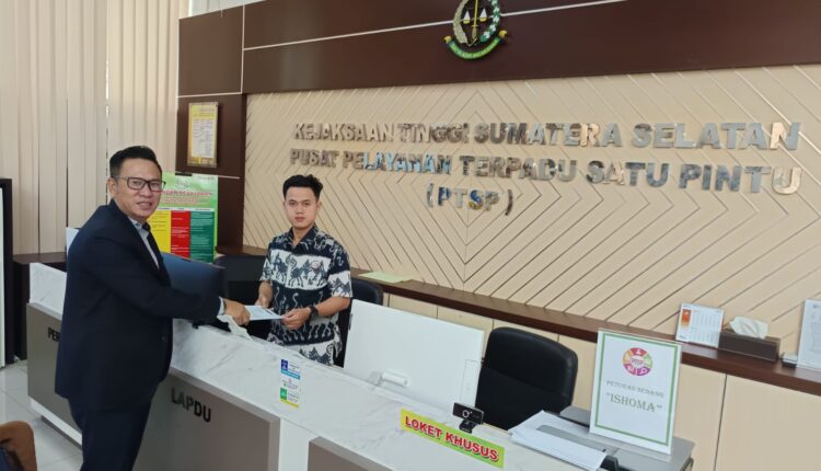 Tim Kuasa Hukum Kelompok Tani Bersatu Desa Gumai laporkan dugaan mafia ke Kejati Sumsel.