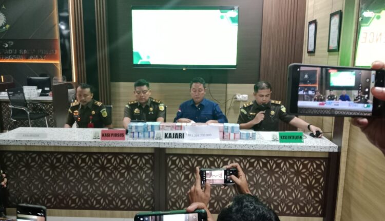 Kejari Lahat saat menggelar Release terkait penetapan status kedua tersangka berikut dengan uang sebagai barang bukti terkait dugaan kasus peta desa. (Foto : Ismail)