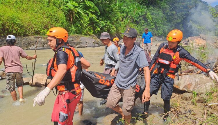 Jasad korban saat dievakuasi menuju rumah duka.
