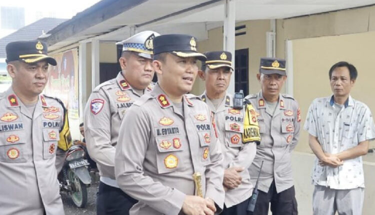 Kapolres Lahat didampingi Waka Polres saat ditanyai wartawan usai kaburnya tahanan. (Foto : IST)