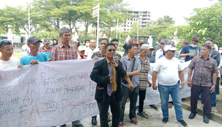 Relawan Pendukung Fitri Gelar aksi damai di PN Palembang.