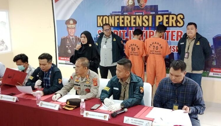 Dua tersangka saat dihadirkan di Press Release di Polda Sumsel.