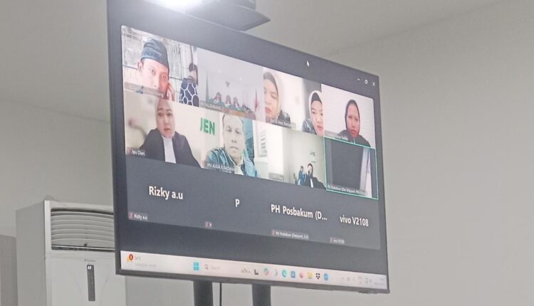 Terlihat terdakwa Fadillah alias Datuk dihadirkan secara online.