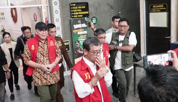 Saat tim Pidsus Kejati Sumsel Lakukan Tahap ll dan penyerahan tersangka.