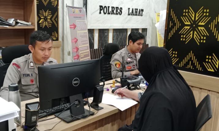 Ketua PWI Lahat Nurmala saat melapor ke SPKT Polres Lahat perihal Kantor Sekretariat PWI Lahat dibobol maling.
