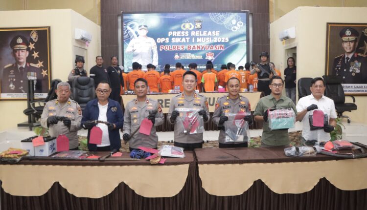 Tersangka beserta barang bukti saat dihadirkan dalam Press Release di Polres Banyuasin.