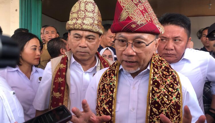Menteri Koordinator Bidang Pangan, Zulkifli Hasan dan Menteri Koperasi, Arie Setiadi melakukan Peninjauan Pelaksanaan Musyawarah Pembangunan Kelurahan Khusus (Musbangkelsus) Pembentukan Koperasi Desa/Kelurahan Merah Putih yang berlokasi di Kantor Lurah Talang Keramat, Kecamatan Talang Kelapa, Kabupaten Banyuasin, Sumatera Selatan, pada Selasa, 27 Mei 2025. (Foto: Tia) 