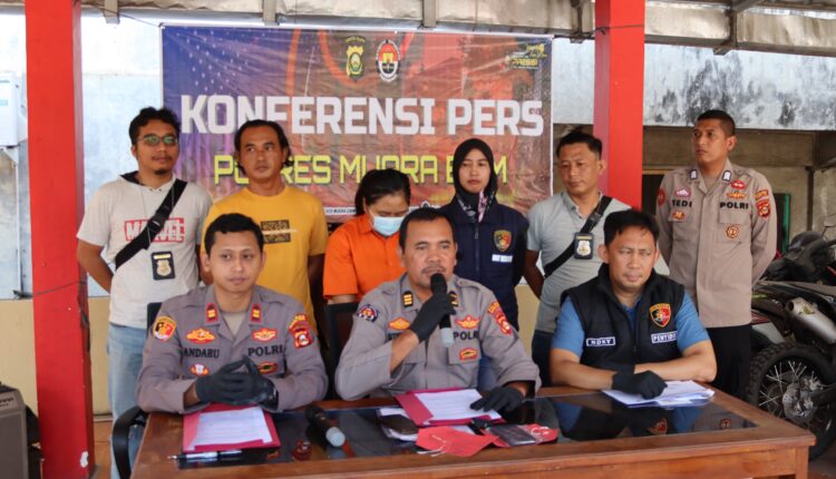Tersangka saat dihadirkan di Press Release Polres Muara Enim.
