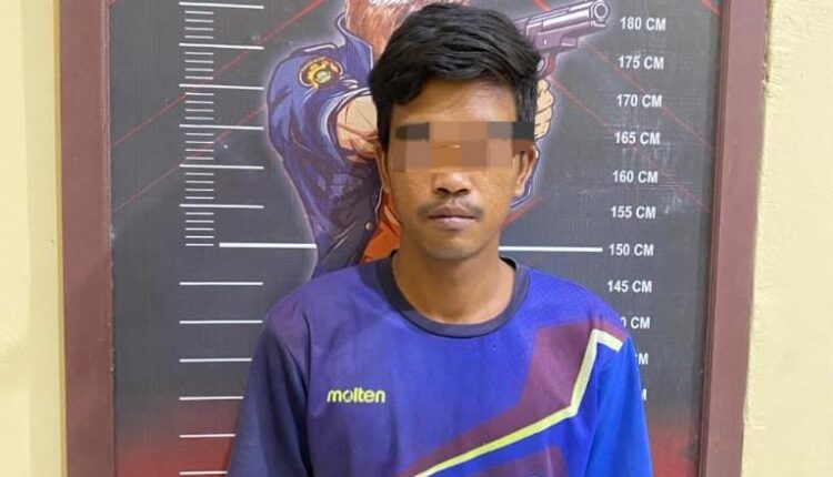 Pelaku saat diamankan di Polsek Makarti Jaya.