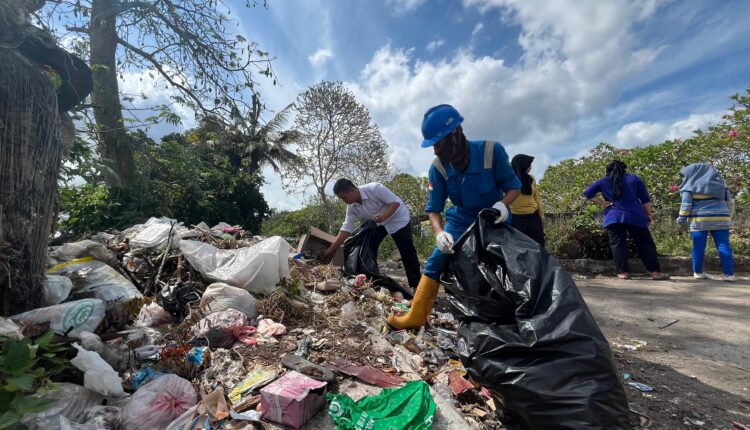 Aksi bersih sampah di Daerah Aliran Sungai Kelingi.