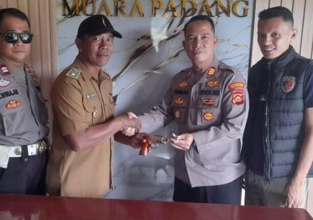 Kades Sidomulyo 20 saat menyerahkan senpi rakitan ke Polsek Muara Padang.
