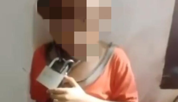 Bocah yang dirantai ayahnya.