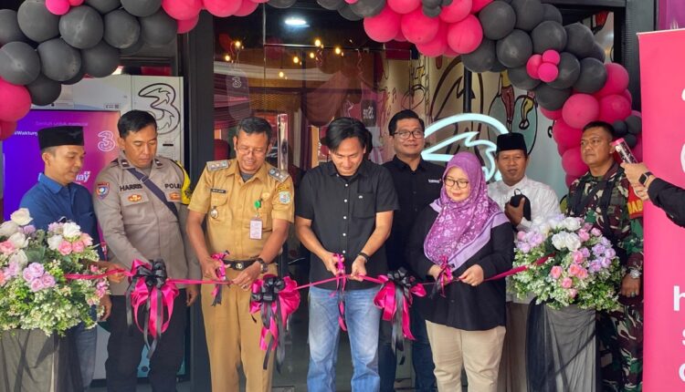 Indosat resmikan 3store baru di Kota Jambi dengan konsep lebih modern dan layanan digital terintegrasi.