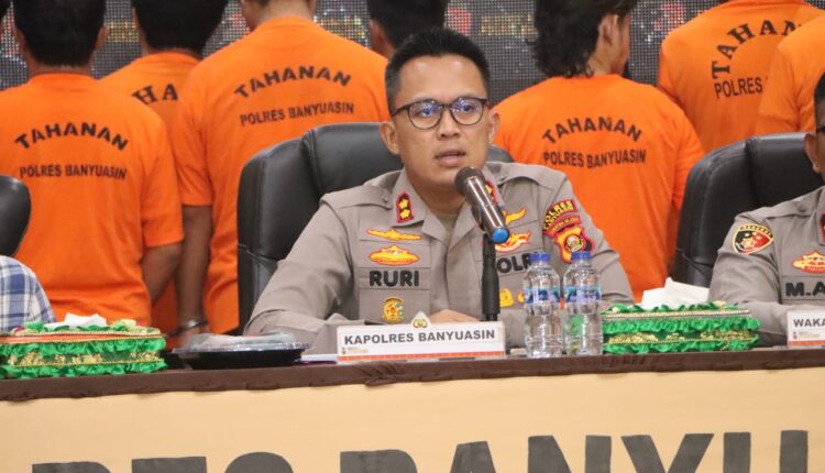 Para tersangka saat dihadirkan dalam Press Release di Polres Banyuasin.