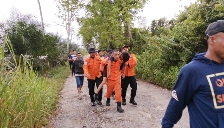Korban saat dievakuasi.