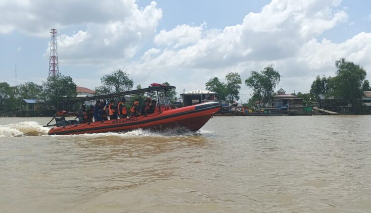 Tim SAR Gabungan saat melakukan pencarian terhadap korban.