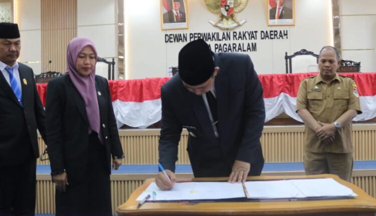 Penandatanganan dan penyerahan berita acara pengesahan RAPBD Perubahan Pemkot Pagar Alam Tahun Anggaran 2025.