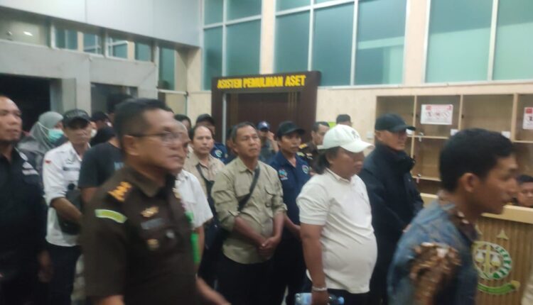 Para kades yang diduga terkena OTT saat tiba di Kejati Sumsel.