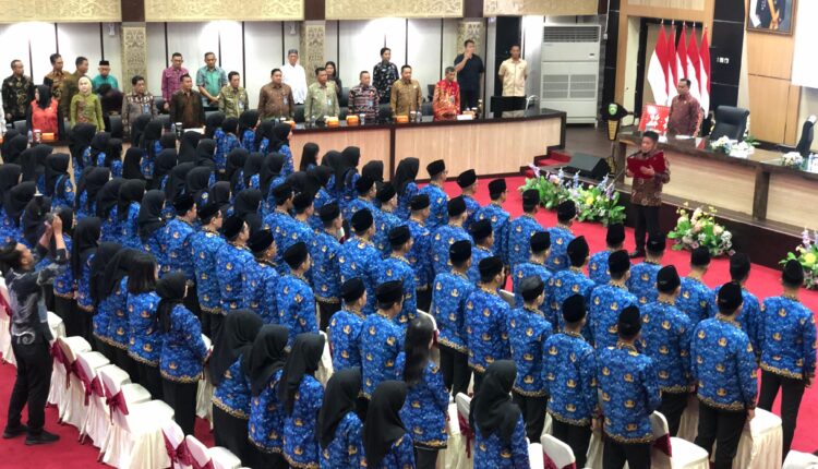 Ilustrasi - Gubernur Sumsel Herman Deru saat melantik Tenaga Honorer yang lulus seleksi sebagai ASN di lingkungan Pemprov Sumsel. (Foto: Tia)