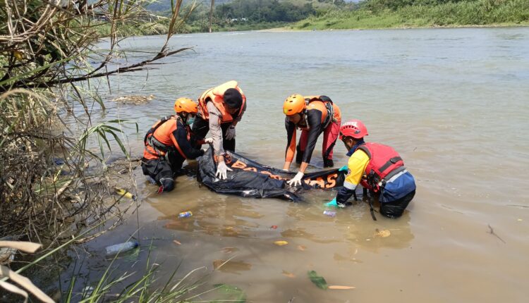 Tim SAR Gabungan saat mengevakuasi jasad korban ke daratan.