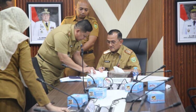 Sekretaris Daerah Provinsi Sumsel, Edward Candra saat rapat terkait Pelabuhan Tanjung Carat, pada Selasa (12/08/2025). (Foto: Pemprov Sumsel)