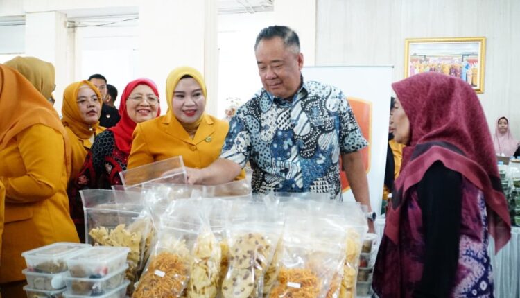 Wakil Gubernur Sumatera Selatan (Sumsel), Cik Ujang secara resmi membuka kegiatan Bazar 'Peningkatan Ekonomi Kreatif' yang diselenggarakan oleh Badan Kerjasama Organisasi Wanita (BKOW) Sumsel di Gedung Perjuangan Wanita Rajawali, Palembang, Selasa (12/8/2025).