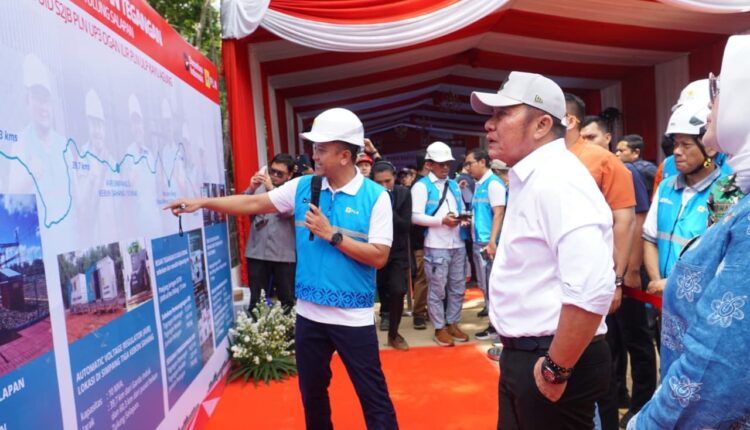 Gubernur Sumatera Selatan, Herman Deru saat meninjau lokasi pengoperasian fasilitas Automatic Voltage Regulator (AVR) berkapasitas 10 MVA di Desa Siju, Kecamatan Rambutan, Kabupaten Banyuasin. (Foto: Pemprov Sumsel)