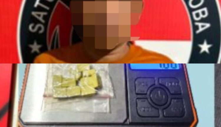 Tersangka berikut barang bukti.