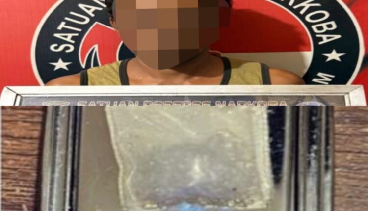 Tersangka beserta barang bukti saat diamankan.