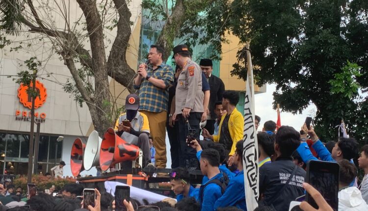 Ketua DPRD Sumsel, Andie Dinialdie saat menemui ribuan massa ujuk rasa di depan Gedung DPRD Sumsel. (Foto: Tia)