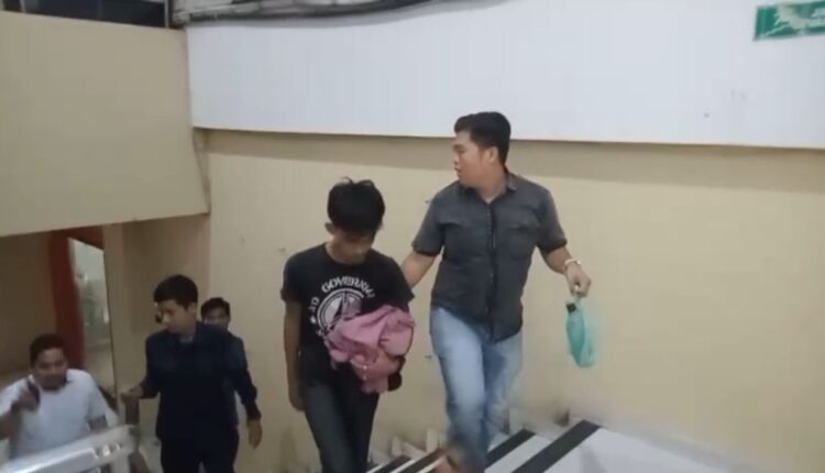 Pelaku saat diamankan di Polrestabes Palembang. (Foto: ist)