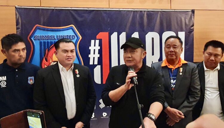 Gubernur Sumsel, Herman Deru bersama Presiden Sumsel United yang juga menjabat sebagai Wakil Gubernur Sumsel, Cik Ujang saat diwawancarai. (Foto: ist)