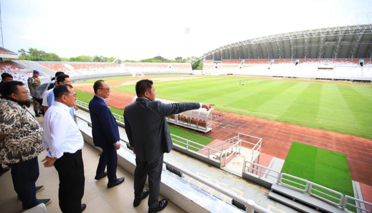 Ketua Umum Dewan Pengurus KORPRI Nasional (DPKN), Zudan Arif Fakrulloh bersama Gubernur Sumse, Herman Deru saat meninjau salah satu venue di Jakabaring, Palembang. (Foto: Pemprov Sumsel)