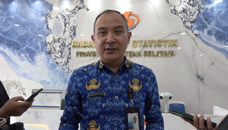 Kepala BPS Sumatera Selatan Moh Wahyu Yulianto saat diwawancarai usai rilis inflasi. (Foto: Tia)