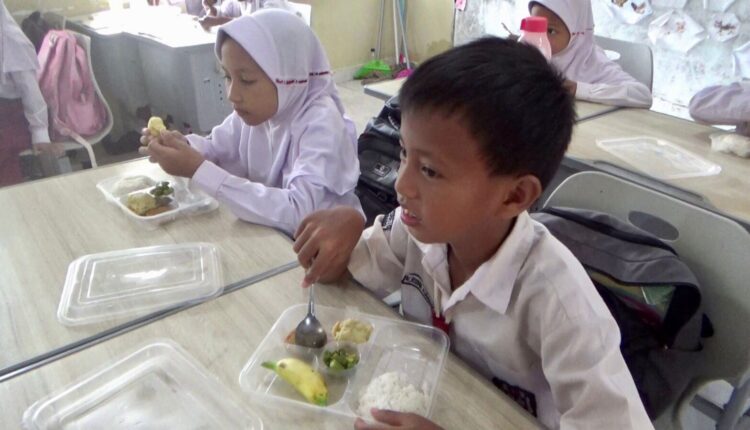 Siswa yang sedang menyantap menu MBG di Palembang. (Foto: Tia)