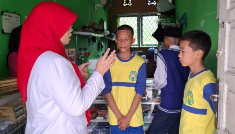 Kepala madrasah melakukan sidak ke kantin guna memastikan jajanan siswa memenuhi standar kebersihan.