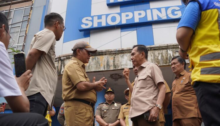 Anggota Komisi V DPR RI, Ishak Mekki, saat tinjau langsung bangunan pasar Shoping Center Kayu Agung, di dampingi Wabup OKI Supriyanto dan kepala Dinas PUPR.
