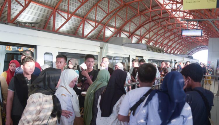 Penumpang menaiki LRT Sumatera Selatan di Stasiun Bumi Sriwijaya, Palembang, selama penyelenggaraan PORNAS KORPRI XVII 2025. (Foto: BPKAR Sumsel)